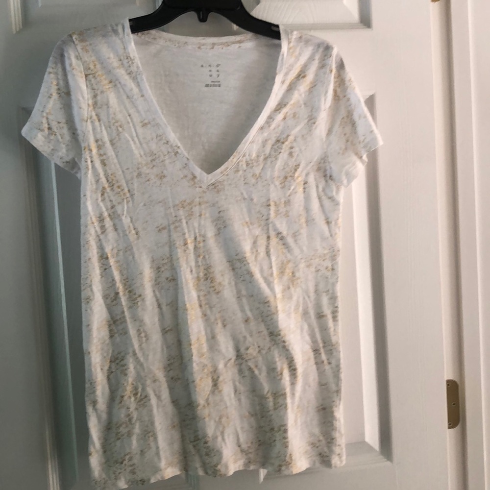 💕3for$15💕 White w/ Gold V Neck Tee